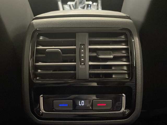 フォルクスワーゲン パサート ヴァリアント TDI ハイライン 新潟県 2018(平30)年 2.3万km ピュアホワイト テクノロジーパッケージ/-デジタルメータークラスター/-ダイナミックライトアシスト/-アラウンドビューカメラ/-パークアシスト/-電子制御式ディファレンシャルロック”XDS”/純正9.2インチナビ”DiscoverPro”/（SSDナビ/フルセグTV/Apple Car Play/BT/CD/DVD)/オールインセーフティ/-アクティブクルーズコントロール/-渋滞時追従支援システム/-レーンキープアシスト/-レーンチェンジアシストシステム/-リヤトラフィックアシストシステム/-パークディスタンスコントロール/-ドライバー疲労検知システム/-プリクラッシュブレーキシステム/-ダイナミックコーナーリングライト/レザーシート/シートヒーター/ベンチレーション/メモリ付きパワーシート/純正18インチアルミホイール/ドライブレコーダー/ETC/パワーバックドア