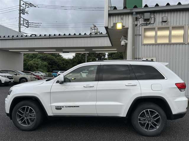 クライスラー・ジープ ジープ グランドチェロキー WK 10thアニバーサリーED 静岡県 2021(令3)年 3.8万km 白 純正ナビ（FM/AM/DVD/BT/AUX/USB）/純正LEDヘッドライト/純正18インチAW/レーダークルーズコントロール/パドルシフト/本革シート/ETC2.0/ダウンヒルコントロール/ドライブレコーダー/シートヒーター（全席）/エアーシート（D.N席）/ステアリングヒーター/パーキングアシスト/バックカメラ（マルチテレイン有り）/アイドリングストップ/メモリー付きパワーシート（D.N席）/パワーバックドア/ルーフレール/リア席モニター（SSA9S、SSA9ST）/DVDプレイヤー（KH-DV201）/保証書/取扱説明書/スペアキー×1
