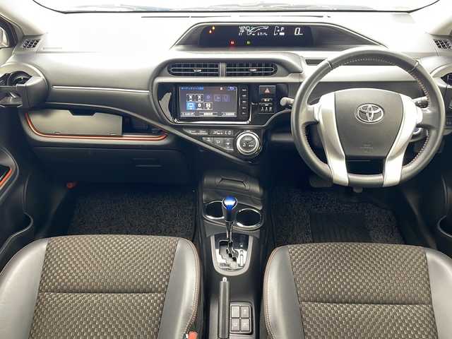 トヨタ アクア X－URBAN 沖縄県 2015(平27)年 6.8万km オレンジパールクリスタルシャイン 純正ナビ(NSZT-W64)/（フルセグTV　DVD再生　Bluetooth接続）/バックカメラ/ビルトインETC/前後ドライブレコーダー/ハーフレザーシート/スマートキー/プッシュスタート/純正フロアマット/ドアバイザー/純正16インチアルミホイール/LEDヘッドライト/オートライト
