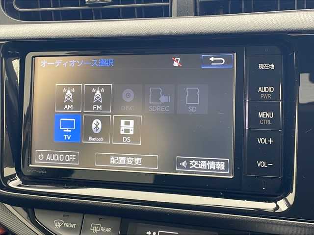トヨタ アクア X－URBAN 沖縄県 2015(平27)年 6.8万km オレンジパールクリスタルシャイン 純正ナビ(NSZT-W64)/（フルセグTV　DVD再生　Bluetooth接続）/バックカメラ/ビルトインETC/前後ドライブレコーダー/ハーフレザーシート/スマートキー/プッシュスタート/純正フロアマット/ドアバイザー/純正16インチアルミホイール/LEDヘッドライト/オートライト