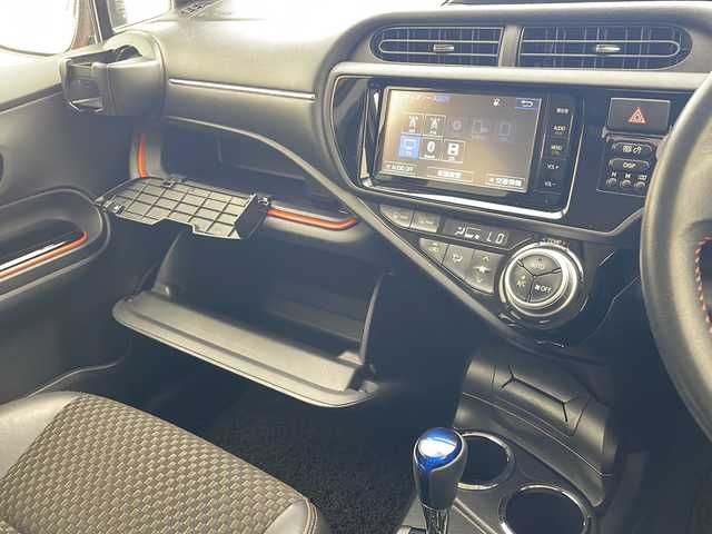 トヨタ アクア X－URBAN 沖縄県 2015(平27)年 6.8万km オレンジパールクリスタルシャイン 純正ナビ(NSZT-W64)/（フルセグTV　DVD再生　Bluetooth接続）/バックカメラ/ビルトインETC/前後ドライブレコーダー/ハーフレザーシート/スマートキー/プッシュスタート/純正フロアマット/ドアバイザー/純正16インチアルミホイール/LEDヘッドライト/オートライト