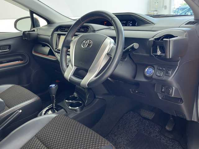 トヨタ アクア X－URBAN 沖縄県 2015(平27)年 6.8万km オレンジパールクリスタルシャイン 純正ナビ(NSZT-W64)/（フルセグTV　DVD再生　Bluetooth接続）/バックカメラ/ビルトインETC/前後ドライブレコーダー/ハーフレザーシート/スマートキー/プッシュスタート/純正フロアマット/ドアバイザー/純正16インチアルミホイール/LEDヘッドライト/オートライト