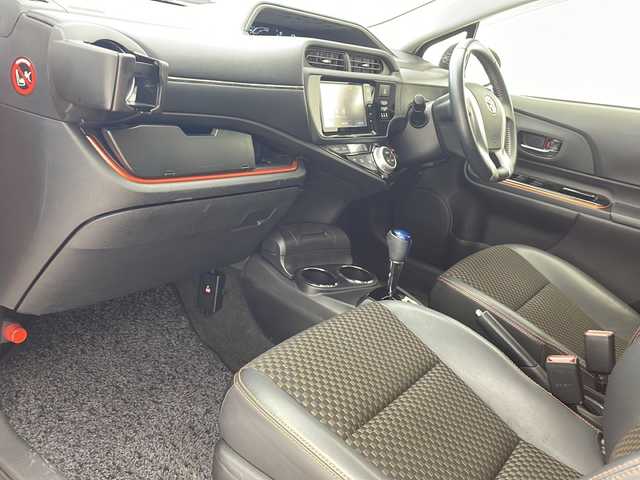 トヨタ アクア X－URBAN 沖縄県 2015(平27)年 6.8万km オレンジパールクリスタルシャイン 純正ナビ(NSZT-W64)/（フルセグTV　DVD再生　Bluetooth接続）/バックカメラ/ビルトインETC/前後ドライブレコーダー/ハーフレザーシート/スマートキー/プッシュスタート/純正フロアマット/ドアバイザー/純正16インチアルミホイール/LEDヘッドライト/オートライト