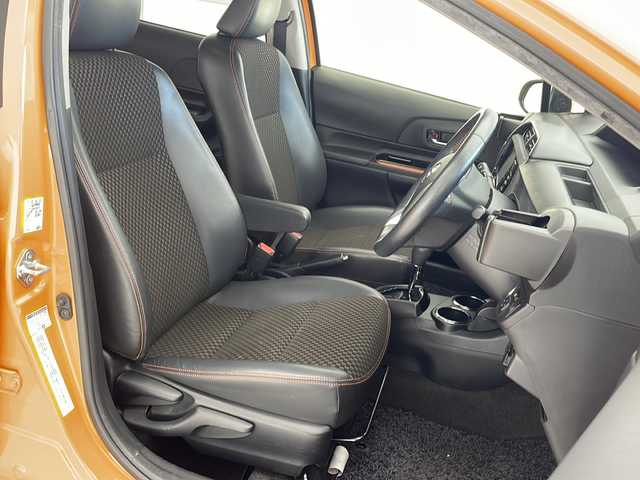 トヨタ アクア X－URBAN 沖縄県 2015(平27)年 6.8万km オレンジパールクリスタルシャイン 純正ナビ(NSZT-W64)/（フルセグTV　DVD再生　Bluetooth接続）/バックカメラ/ビルトインETC/前後ドライブレコーダー/ハーフレザーシート/スマートキー/プッシュスタート/純正フロアマット/ドアバイザー/純正16インチアルミホイール/LEDヘッドライト/オートライト