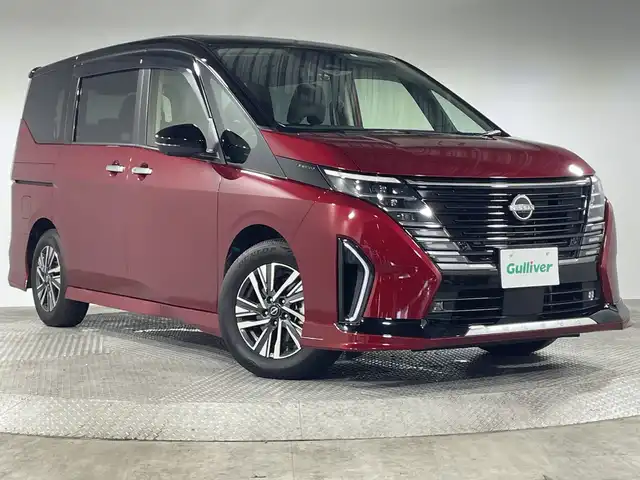 日産 セレナ ハイウェイスター V 神奈川県 2023(令5)年 1.5万km 赤Ⅱ ２トーンカラー/純正12.3型ディスプレーオーディオ/メモリーナビ/フルセグ　AM FM Applecarplay　Androidauto　USB　HDMI　/純正フリップダウンモニター/インテリジェントアラウンドビューモニター/インテリジェントルームミラー/両側電動スライドドア/360度セーフティアシスト/プロパイロット/レーダークルーズコントロール/前方衝突予測警報/インテリジェントエマージェンシーブレーキ/車線逸脱防止支援システム/後側方車両検知警報/後側方衝突防止支援システム/ふらつき警報/衝突回避ステアリングアシスト/車線逸脱警報/後退時車両検知警報/踏み間違い衝突防止アシスト/前後ソナー/SOSコール/ETC2.0/純正前後ドライブレコーダー/アイドリングストップ/革巻きステアリング/パドルシフト/ステアリングヒーター/前席/2列目左右シートヒーター/2列目3列目シートバックテーブル/USBソケット/プッシュスタート/スマートキー/オートハイビーム/アダブティブLEDヘッドライト/オートライト/純正フロント/サイド/リアスポイラー