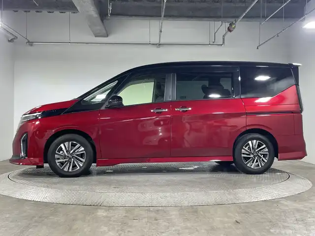 日産 セレナ ハイウェイスター V 神奈川県 2023(令5)年 1.5万km 赤Ⅱ ２トーンカラー/純正12.3型ディスプレーオーディオ/メモリーナビ/フルセグ　AM FM Applecarplay　Androidauto　USB　HDMI　/純正フリップダウンモニター/インテリジェントアラウンドビューモニター/インテリジェントルームミラー/両側電動スライドドア/360度セーフティアシスト/プロパイロット/レーダークルーズコントロール/前方衝突予測警報/インテリジェントエマージェンシーブレーキ/車線逸脱防止支援システム/後側方車両検知警報/後側方衝突防止支援システム/ふらつき警報/衝突回避ステアリングアシスト/車線逸脱警報/後退時車両検知警報/踏み間違い衝突防止アシスト/前後ソナー/SOSコール/ETC2.0/純正前後ドライブレコーダー/アイドリングストップ/革巻きステアリング/パドルシフト/ステアリングヒーター/前席/2列目左右シートヒーター/2列目3列目シートバックテーブル/USBソケット/プッシュスタート/スマートキー/オートハイビーム/アダブティブLEDヘッドライト/オートライト/純正フロント/サイド/リアスポイラー