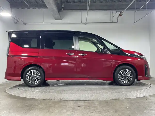 日産 セレナ ハイウェイスター V 神奈川県 2023(令5)年 1.5万km 赤Ⅱ ２トーンカラー/純正12.3型ディスプレーオーディオ/メモリーナビ/フルセグ　AM FM Applecarplay　Androidauto　USB　HDMI　/純正フリップダウンモニター/インテリジェントアラウンドビューモニター/インテリジェントルームミラー/両側電動スライドドア/360度セーフティアシスト/プロパイロット/レーダークルーズコントロール/前方衝突予測警報/インテリジェントエマージェンシーブレーキ/車線逸脱防止支援システム/後側方車両検知警報/後側方衝突防止支援システム/ふらつき警報/衝突回避ステアリングアシスト/車線逸脱警報/後退時車両検知警報/踏み間違い衝突防止アシスト/前後ソナー/SOSコール/ETC2.0/純正前後ドライブレコーダー/アイドリングストップ/革巻きステアリング/パドルシフト/ステアリングヒーター/前席/2列目左右シートヒーター/2列目3列目シートバックテーブル/USBソケット/プッシュスタート/スマートキー/オートハイビーム/アダブティブLEDヘッドライト/オートライト/純正フロント/サイド/リアスポイラー