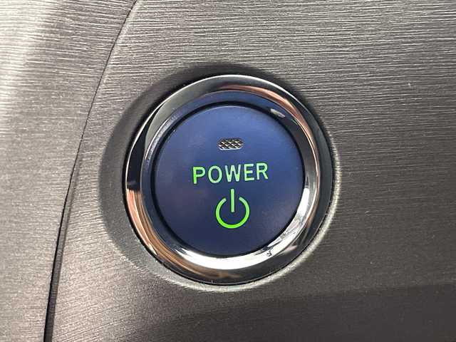 トヨタ プリウス L 岐阜県 2013(平25)年 11.9万km スーパーホワイトⅡ 純正ナビ/AM/FM/CD/Bluetooth/ワンセグTV/バックモニター/ETC/オートライト/ステアリングリモコン/電動格納ミラー/ヘッドライトレベライザー/パワーウィンドウ/スマートキー/プッシュスタート