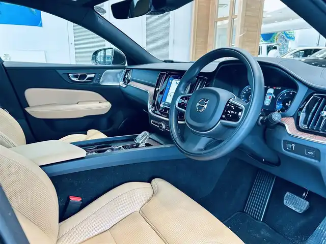 ボルボ Ｖ６０ B5 インスクリプション 大阪府 2021(令3)年 1.9万km ガンＭ ワンオーナー/サンルーフ/HUD/ACC/Bowers＆Wilkins/BLIS/ベージュ革/メモリ付きパワーシート/エアシートヒーター/ステアリングヒーター/純正ナビ/ＴＶ/360度カメラ/applecarplay/自動駐車/ワイヤレス充電/純正19インチAW/LEDヘッドライト/電動リアゲート