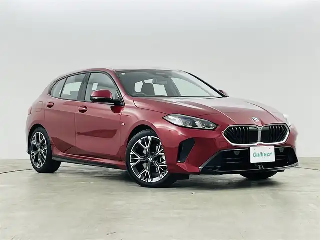 ＢＭＷ ＢＭＷ １２０ｄ 福島県 2025(令7)年 0.4万km メルボルンレッド 衝突軽減/・ブラインドスポットモニター/・高速道路渋滞ハンズオフアシスト/・コーナーセンサー/・アクティブサイドコリジョンプロテクション/・オートハイビーム/純正ナビ/・BT/Apple Carplay/Android Auto/FM/AM/アダプティブ・クルーズコントロール/LEDオートライト/パワーシート/・シートメモリー/・シートヒーター/・パワーバックドア/純正アルミホイール付きサマータイヤ/Alexa連動ドラレコ（前後左右）/置くだけ充電/パドルシフト/純正フロアマット/オートパーキング/ヘッドアップディスプレイ/スペアキー/・カードキー