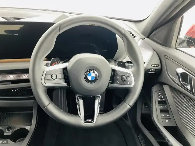 ＢＭＷ ＢＭＷ １２０ｄ 福島県 2025(令7)年 0.4万km メルボルンレッド 衝突軽減/・ブラインドスポットモニター/・高速道路渋滞ハンズオフアシスト/・コーナーセンサー/・アクティブサイドコリジョンプロテクション/・オートハイビーム/純正ナビ/・BT/Apple Carplay/Android Auto/FM/AM/アダプティブ・クルーズコントロール/LEDオートライト/パワーシート/・シートメモリー/・シートヒーター/・パワーバックドア/純正アルミホイール付きサマータイヤ/Alexa連動ドラレコ（前後左右）/置くだけ充電/パドルシフト/純正フロアマット/オートパーキング/ヘッドアップディスプレイ/スペアキー/・カードキー