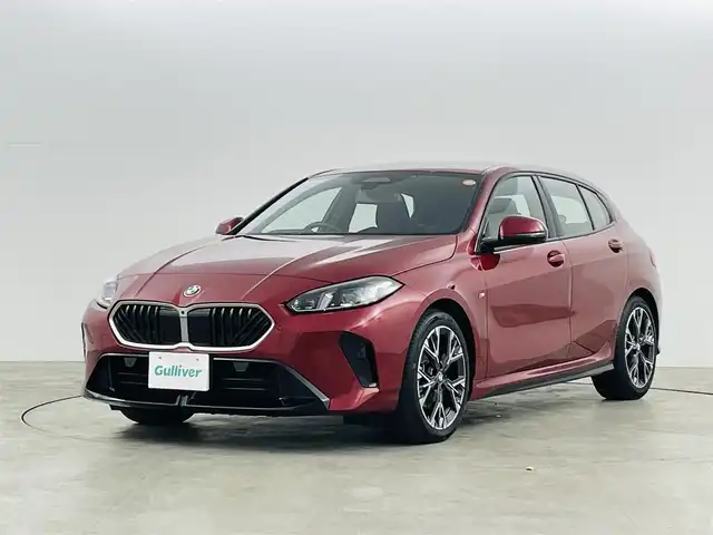 ＢＭＷ ＢＭＷ １２０ｄ 福島県 2025(令7)年 0.4万km メルボルンレッド 衝突軽減/・ブラインドスポットモニター/・高速道路渋滞ハンズオフアシスト/・コーナーセンサー/・アクティブサイドコリジョンプロテクション/・オートハイビーム/純正ナビ/・BT/Apple Carplay/Android Auto/FM/AM/アダプティブ・クルーズコントロール/LEDオートライト/パワーシート/・シートメモリー/・シートヒーター/・パワーバックドア/純正アルミホイール付きサマータイヤ/Alexa連動ドラレコ（前後左右）/置くだけ充電/パドルシフト/純正フロアマット/オートパーキング/ヘッドアップディスプレイ/スペアキー/・カードキー