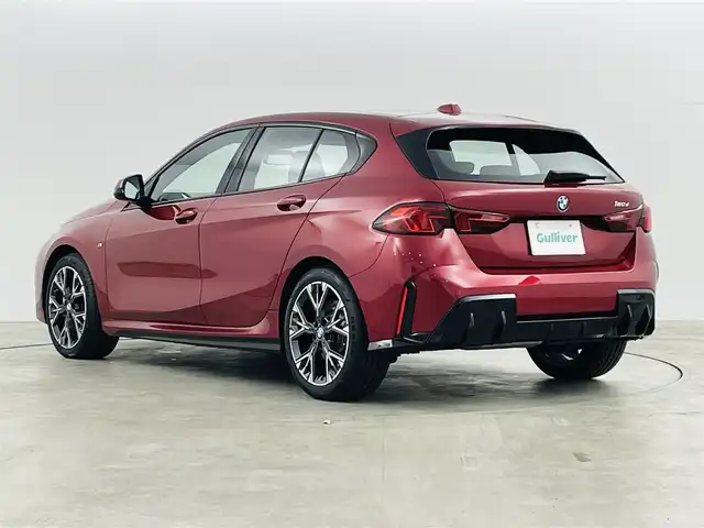 ＢＭＷ ＢＭＷ １２０ｄ 福島県 2025(令7)年 0.4万km メルボルンレッド 衝突軽減/・ブラインドスポットモニター/・高速道路渋滞ハンズオフアシスト/・コーナーセンサー/・アクティブサイドコリジョンプロテクション/・オートハイビーム/純正ナビ/・BT/Apple Carplay/Android Auto/FM/AM/アダプティブ・クルーズコントロール/LEDオートライト/パワーシート/・シートメモリー/・シートヒーター/・パワーバックドア/純正アルミホイール付きサマータイヤ/Alexa連動ドラレコ（前後左右）/置くだけ充電/パドルシフト/純正フロアマット/オートパーキング/ヘッドアップディスプレイ/スペアキー/・カードキー