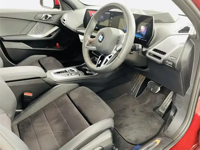 ＢＭＷ ＢＭＷ １２０ｄ 福島県 2025(令7)年 0.4万km メルボルンレッド 衝突軽減/・ブラインドスポットモニター/・高速道路渋滞ハンズオフアシスト/・コーナーセンサー/・アクティブサイドコリジョンプロテクション/・オートハイビーム/純正ナビ/・BT/Apple Carplay/Android Auto/FM/AM/アダプティブ・クルーズコントロール/LEDオートライト/パワーシート/・シートメモリー/・シートヒーター/・パワーバックドア/純正アルミホイール付きサマータイヤ/Alexa連動ドラレコ（前後左右）/置くだけ充電/パドルシフト/純正フロアマット/オートパーキング/ヘッドアップディスプレイ/スペアキー/・カードキー