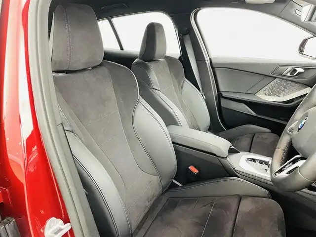 ＢＭＷ ＢＭＷ １２０ｄ 福島県 2025(令7)年 0.4万km メルボルンレッド 衝突軽減/・ブラインドスポットモニター/・高速道路渋滞ハンズオフアシスト/・コーナーセンサー/・アクティブサイドコリジョンプロテクション/・オートハイビーム/純正ナビ/・BT/Apple Carplay/Android Auto/FM/AM/アダプティブ・クルーズコントロール/LEDオートライト/パワーシート/・シートメモリー/・シートヒーター/・パワーバックドア/純正アルミホイール付きサマータイヤ/Alexa連動ドラレコ（前後左右）/置くだけ充電/パドルシフト/純正フロアマット/オートパーキング/ヘッドアップディスプレイ/スペアキー/・カードキー