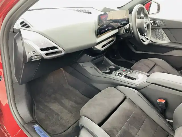 ＢＭＷ ＢＭＷ １２０ｄ 福島県 2025(令7)年 0.4万km メルボルンレッド 衝突軽減/・ブラインドスポットモニター/・高速道路渋滞ハンズオフアシスト/・コーナーセンサー/・アクティブサイドコリジョンプロテクション/・オートハイビーム/純正ナビ/・BT/Apple Carplay/Android Auto/FM/AM/アダプティブ・クルーズコントロール/LEDオートライト/パワーシート/・シートメモリー/・シートヒーター/・パワーバックドア/純正アルミホイール付きサマータイヤ/Alexa連動ドラレコ（前後左右）/置くだけ充電/パドルシフト/純正フロアマット/オートパーキング/ヘッドアップディスプレイ/スペアキー/・カードキー