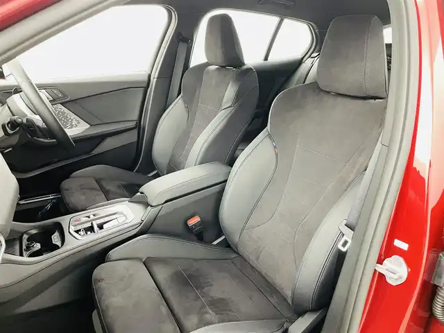 ＢＭＷ ＢＭＷ １２０ｄ 福島県 2025(令7)年 0.4万km メルボルンレッド 衝突軽減/・ブラインドスポットモニター/・高速道路渋滞ハンズオフアシスト/・コーナーセンサー/・アクティブサイドコリジョンプロテクション/・オートハイビーム/純正ナビ/・BT/Apple Carplay/Android Auto/FM/AM/アダプティブ・クルーズコントロール/LEDオートライト/パワーシート/・シートメモリー/・シートヒーター/・パワーバックドア/純正アルミホイール付きサマータイヤ/Alexa連動ドラレコ（前後左右）/置くだけ充電/パドルシフト/純正フロアマット/オートパーキング/ヘッドアップディスプレイ/スペアキー/・カードキー