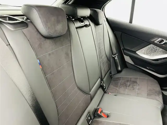 ＢＭＷ ＢＭＷ １２０ｄ 福島県 2025(令7)年 0.4万km メルボルンレッド 衝突軽減/・ブラインドスポットモニター/・高速道路渋滞ハンズオフアシスト/・コーナーセンサー/・アクティブサイドコリジョンプロテクション/・オートハイビーム/純正ナビ/・BT/Apple Carplay/Android Auto/FM/AM/アダプティブ・クルーズコントロール/LEDオートライト/パワーシート/・シートメモリー/・シートヒーター/・パワーバックドア/純正アルミホイール付きサマータイヤ/Alexa連動ドラレコ（前後左右）/置くだけ充電/パドルシフト/純正フロアマット/オートパーキング/ヘッドアップディスプレイ/スペアキー/・カードキー