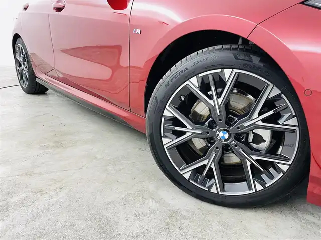 ＢＭＷ ＢＭＷ １２０ｄ 福島県 2025(令7)年 0.4万km メルボルンレッド 衝突軽減/・ブラインドスポットモニター/・高速道路渋滞ハンズオフアシスト/・コーナーセンサー/・アクティブサイドコリジョンプロテクション/・オートハイビーム/純正ナビ/・BT/Apple Carplay/Android Auto/FM/AM/アダプティブ・クルーズコントロール/LEDオートライト/パワーシート/・シートメモリー/・シートヒーター/・パワーバックドア/純正アルミホイール付きサマータイヤ/Alexa連動ドラレコ（前後左右）/置くだけ充電/パドルシフト/純正フロアマット/オートパーキング/ヘッドアップディスプレイ/スペアキー/・カードキー