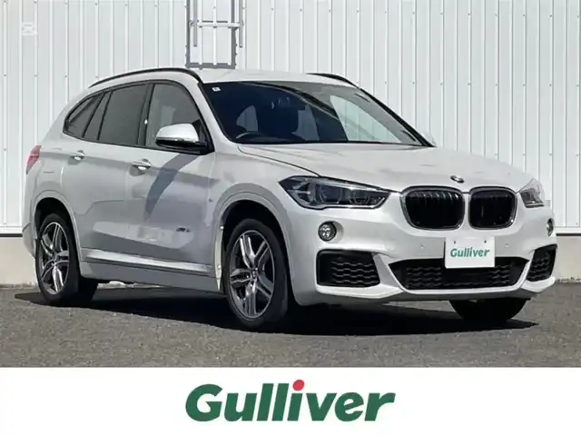 ＢＭＷ Ｘ１ 熊本県 2016(平28)年 0.9万km アルピンホワイトⅢ 純正ナビ/・AM/FM/BT/USB/CD/DVD/バックカメラ/アイドリングストップ/クルーズコントロール/オートマチックハイビーム/前後コーナーセンサー/革巻きステアリング/・ステアリングリモコン/オートライト/・LEDライト/・フォグランプ/ミラー一体型ETC/電動格納ミラー/・ウィンカーミラー/電動リアゲート/電動サイドブレーキ/・ホールドボタン/スマートキー/・スペアキー