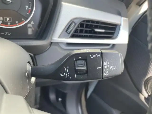ＢＭＷ Ｘ１ 熊本県 2016(平28)年 0.9万km アルピンホワイトⅢ 純正ナビ/・AM/FM/BT/USB/CD/DVD/バックカメラ/アイドリングストップ/クルーズコントロール/オートマチックハイビーム/前後コーナーセンサー/革巻きステアリング/・ステアリングリモコン/オートライト/・LEDライト/・フォグランプ/ミラー一体型ETC/電動格納ミラー/・ウィンカーミラー/電動リアゲート/電動サイドブレーキ/・ホールドボタン/スマートキー/・スペアキー