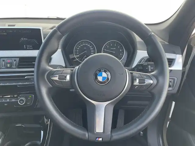 ＢＭＷ Ｘ１ 熊本県 2016(平28)年 0.9万km アルピンホワイトⅢ 純正ナビ/・AM/FM/BT/USB/CD/DVD/バックカメラ/アイドリングストップ/クルーズコントロール/オートマチックハイビーム/前後コーナーセンサー/革巻きステアリング/・ステアリングリモコン/オートライト/・LEDライト/・フォグランプ/ミラー一体型ETC/電動格納ミラー/・ウィンカーミラー/電動リアゲート/電動サイドブレーキ/・ホールドボタン/スマートキー/・スペアキー
