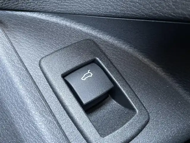 ＢＭＷ Ｘ１ 熊本県 2016(平28)年 0.9万km アルピンホワイトⅢ 純正ナビ/・AM/FM/BT/USB/CD/DVD/バックカメラ/アイドリングストップ/クルーズコントロール/オートマチックハイビーム/前後コーナーセンサー/革巻きステアリング/・ステアリングリモコン/オートライト/・LEDライト/・フォグランプ/ミラー一体型ETC/電動格納ミラー/・ウィンカーミラー/電動リアゲート/電動サイドブレーキ/・ホールドボタン/スマートキー/・スペアキー