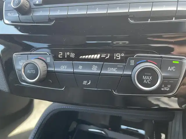 ＢＭＷ Ｘ１ 熊本県 2016(平28)年 0.9万km アルピンホワイトⅢ 純正ナビ/・AM/FM/BT/USB/CD/DVD/バックカメラ/アイドリングストップ/クルーズコントロール/オートマチックハイビーム/前後コーナーセンサー/革巻きステアリング/・ステアリングリモコン/オートライト/・LEDライト/・フォグランプ/ミラー一体型ETC/電動格納ミラー/・ウィンカーミラー/電動リアゲート/電動サイドブレーキ/・ホールドボタン/スマートキー/・スペアキー