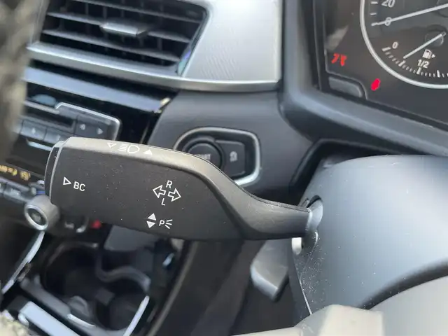 ＢＭＷ Ｘ１ 熊本県 2016(平28)年 0.9万km アルピンホワイトⅢ 純正ナビ/・AM/FM/BT/USB/CD/DVD/バックカメラ/アイドリングストップ/クルーズコントロール/オートマチックハイビーム/前後コーナーセンサー/革巻きステアリング/・ステアリングリモコン/オートライト/・LEDライト/・フォグランプ/ミラー一体型ETC/電動格納ミラー/・ウィンカーミラー/電動リアゲート/電動サイドブレーキ/・ホールドボタン/スマートキー/・スペアキー
