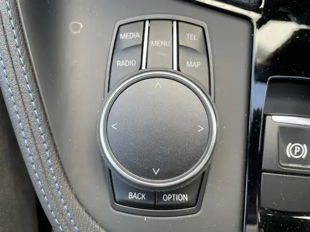 ＢＭＷ Ｘ１ 熊本県 2016(平28)年 0.9万km アルピンホワイトⅢ 純正ナビ/・AM/FM/BT/USB/CD/DVD/バックカメラ/アイドリングストップ/クルーズコントロール/オートマチックハイビーム/前後コーナーセンサー/革巻きステアリング/・ステアリングリモコン/オートライト/・LEDライト/・フォグランプ/ミラー一体型ETC/電動格納ミラー/・ウィンカーミラー/電動リアゲート/電動サイドブレーキ/・ホールドボタン/スマートキー/・スペアキー