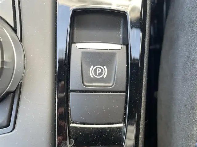 ＢＭＷ Ｘ１ 熊本県 2016(平28)年 0.9万km アルピンホワイトⅢ 純正ナビ/・AM/FM/BT/USB/CD/DVD/バックカメラ/アイドリングストップ/クルーズコントロール/オートマチックハイビーム/前後コーナーセンサー/革巻きステアリング/・ステアリングリモコン/オートライト/・LEDライト/・フォグランプ/ミラー一体型ETC/電動格納ミラー/・ウィンカーミラー/電動リアゲート/電動サイドブレーキ/・ホールドボタン/スマートキー/・スペアキー