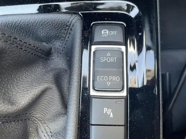 ＢＭＷ Ｘ１ 熊本県 2016(平28)年 0.9万km アルピンホワイトⅢ 純正ナビ/・AM/FM/BT/USB/CD/DVD/バックカメラ/アイドリングストップ/クルーズコントロール/オートマチックハイビーム/前後コーナーセンサー/革巻きステアリング/・ステアリングリモコン/オートライト/・LEDライト/・フォグランプ/ミラー一体型ETC/電動格納ミラー/・ウィンカーミラー/電動リアゲート/電動サイドブレーキ/・ホールドボタン/スマートキー/・スペアキー