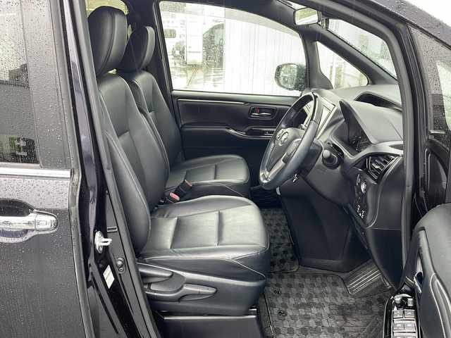 トヨタ エスクァイア Gi 三重県 2019(平31)年 4万km スパークリングブラックパールクリスタルシャイン 純正9インチナビ(CD/DVD/TV/BT)/フルセグTV/プッシュスタート/スマートキー/スペアキー/ダブルエアコン/クルーズコントロール/ETC/バックカメラ/前後ドライブレコーダー/フロアマット/両側パワースライドドア/シートヒーター/純正アルミホイール/純正フロアマット/オートライト/LEDヘッドライト/フォグライト/オートライト/オートマチックハイビーム/衝突軽減ブレーキ/車線逸脱防止/禁煙車