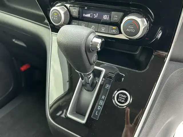 日産 セレナ ハイウェイスター V 福岡県 2020(令2)年 6.8万km ブリリアントホワイトパール 純正9型SDナビ(フルセグTV/CD/DVD/BT)全方位モニタ後席モニタエマージェンシーブレーキコーナーセンサー両側電動パワスラクルコンドラレコETCHDMI純正フロアマット純正LEDヘッドライト純正アルミホイールプッシュスタートスマートキースペアキー