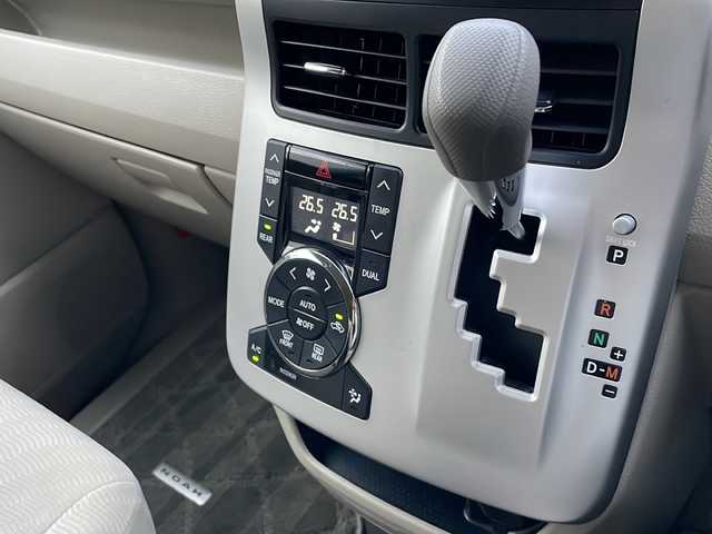 トヨタ ノア X スマートエディション 富山県 2012(平24)年 14.2万km ライトブルーマイカメタリック 禁煙車/純正ナビ/ＴＶ（フルセグ）/バックカメラ/４ＷＤ/両側パワースライドドア/スマートキー/電動格納ミラー/ＥＴＣ/プッシュスタート/ＭＴモード付ＡＴ/純正フロアマット/３列シート/ウォークスルー