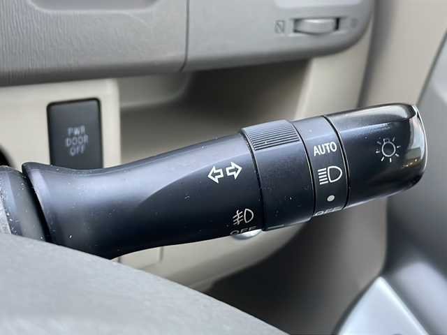 トヨタ ノア X スマートエディション 富山県 2012(平24)年 14.2万km ライトブルーマイカメタリック 禁煙車/純正ナビ/ＴＶ（フルセグ）/バックカメラ/４ＷＤ/両側パワースライドドア/スマートキー/電動格納ミラー/ＥＴＣ/プッシュスタート/ＭＴモード付ＡＴ/純正フロアマット/３列シート/ウォークスルー