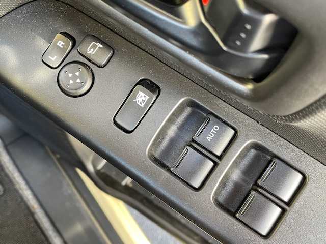 スズキ スペーシア HYBRID G 宮城県 2023(令5)年 2.7万km シフォンアイボリーM 登録時走行距離26935km/プッシュスタート/パワーステアリング/パワースライドドア/アイドリングストップ/ACC/ETC/オートライト/純正ナビ フルセグ/AM/FM・TV・USB・HDMI・BT/衝突軽減軽減ブレーキ/誤発進抑制機能/車線逸脱警告/先行発進お知らせ機能/後方自動ブレーキ/ドアバイザー