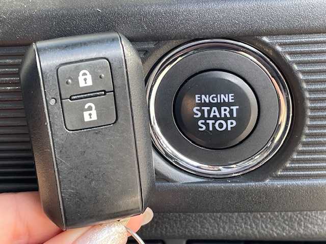 スズキ スペーシア HYBRID G 宮城県 2023(令5)年 2.7万km シフォンアイボリーM 登録時走行距離26935km/プッシュスタート/パワーステアリング/パワースライドドア/アイドリングストップ/ACC/ETC/オートライト/純正ナビ フルセグ/AM/FM・TV・USB・HDMI・BT/衝突軽減軽減ブレーキ/誤発進抑制機能/車線逸脱警告/先行発進お知らせ機能/後方自動ブレーキ/ドアバイザー