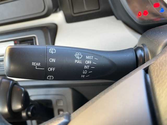 スズキ スペーシア HYBRID G 宮城県 2023(令5)年 2.7万km シフォンアイボリーM 登録時走行距離26935km/プッシュスタート/パワーステアリング/パワースライドドア/アイドリングストップ/ACC/ETC/オートライト/純正ナビ フルセグ/AM/FM・TV・USB・HDMI・BT/衝突軽減軽減ブレーキ/誤発進抑制機能/車線逸脱警告/先行発進お知らせ機能/後方自動ブレーキ/ドアバイザー