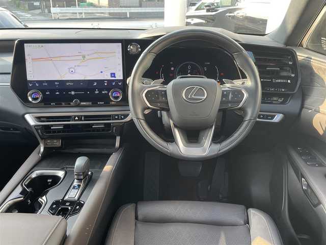 レクサス ＲＸ 350 バージョンL 神奈川県 2023(令5)年 1.8万km ソニッククォーツ ワンオーナー/純正ディスプレイオーディオ/　・コネクティッドナビ/　・フルセグTV/　・Bluetooth/パノラマルーフ/純正21インチAW/レクサスセーフティセンス/ヘッドアップディスプレイ/レーダークルーズコントロール/パノラミックビューモニター/ブラインドスポットモニター/セミアニリン革シート/全席シートヒーター/エアシート/前席パワーシート/AC100V100W/スマートキー×2/カードキー/保証書/取扱説明書