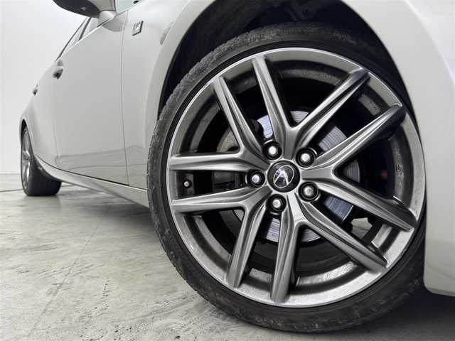 レクサス ＩＳ 300h Fスポーツ 福岡県 2018(平30)年 4.8万km ソニックチタニウム 純正ナビ　/バックカメラ　/ＥＴＣ　/前方ドラレコ　/レーダークルコン　/コーナーセンサー　/衝突軽減ブレーキ　/レーダークルコン　/ＢＳＭ　/パドルシフト　/ステアリングリモコン　/シートベンチレーション／ヒーター　/本革　/パワーシート　/シートメモリー　/ＬＥＤヘッドライト/純正１８インチアルミホイール