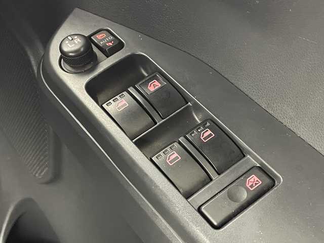 ダイハツ ウェイク G ターボ　レジャーエディション SA Ⅱ 大阪府 2017(平29)年 7.4万km パールホワイトⅢ /オフビートカーキM スマートアシストII/・衝突回避支援ブレーキ機能/・衝突警報機能（対車両・対歩行者）/・誤発進抑制制御機能/・車線逸脱警報機能/・先行車発進お知らせ機能/純正ナビ/バックカメラ/両側パワースライドドア/横滑り防止装置/アイドリングストップ/純正15インチアルミホイール/スマートキー/プッシュスタート/ETC