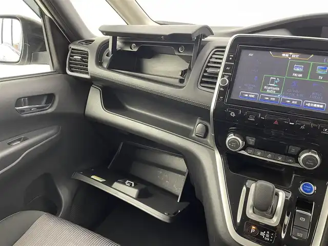 日産 セレナ e－パワー ハイウェイスター V 大分県 2019(平31)年 7.7万km ブリリアントホワイトパール 純正9型ナビ/Bluetooth/CD/DVD/フルセグ/ブルーレイ/両側パワースライドドア/プロパイロット/アラウンドビューモニター/シートヒーター（D＋N）/ステアリングヒーター/コーナーセンサー（前後）/ドライブレコーダー/ビルトインETC/革巻ステアリング/オートライト/LEDヘッドライト/社外16インチアルミホイール/保証書、取扱説明書、スペアキー、リモコン有り/グレード＝ セカンドスライドアップシートe-POWER HWS V