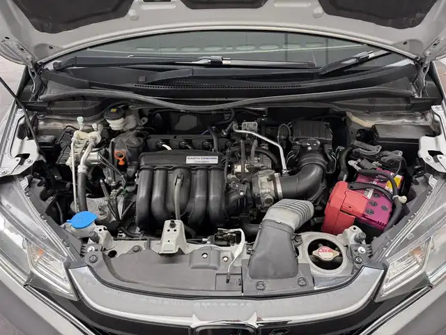 ホンダ フィット 13G L ホンダセンシング 三重県 2019(令1)年 3万km ルナシルバーM ガソリン/FF/フロアCVT/JVCケンウッド 8インチ『彩速ナビ』 MDV-S811HDL/（FM/AM/CD/DVD/iPod/USB/SD/内蔵メモリ/TV/Bluetooth/HDMI）/バックカメラ/ドライブレコーダー 全方位＋後方/ビルトイン ETC/Honda SENSING/・衝突軽減ブレーキ［CMBS］/・車線維持支援システム［LKAS］/・アダプティブクルーズコントロール［ACC］/・路外逸脱抑制機能/・標識認識機能/・先行車発進お知らせ機能/・VSA（ABS＋TRC、横すべり抑制）/・コーナーセンサー（純正・ディーラーOP）/など/装備/・オートエアコン/・オートライト/・LEDヘッドランプ/・ステアリングスイッチ/・インフォメーションディスプレイ/・ECONスイッチ/・電動格納ドアミラー/・プッシュスタート/・スマートキーx2/・純正ホイールキャップ＋15インチスチールホイール/など