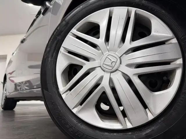 ホンダ フィット 13G L ホンダセンシング 三重県 2019(令1)年 3万km ルナシルバーM ガソリン/FF/フロアCVT/JVCケンウッド 8インチ『彩速ナビ』 MDV-S811HDL/（FM/AM/CD/DVD/iPod/USB/SD/内蔵メモリ/TV/Bluetooth/HDMI）/バックカメラ/ドライブレコーダー 全方位＋後方/ビルトイン ETC/Honda SENSING/・衝突軽減ブレーキ［CMBS］/・車線維持支援システム［LKAS］/・アダプティブクルーズコントロール［ACC］/・路外逸脱抑制機能/・標識認識機能/・先行車発進お知らせ機能/・VSA（ABS＋TRC、横すべり抑制）/・コーナーセンサー（純正・ディーラーOP）/など/装備/・オートエアコン/・オートライト/・LEDヘッドランプ/・ステアリングスイッチ/・インフォメーションディスプレイ/・ECONスイッチ/・電動格納ドアミラー/・プッシュスタート/・スマートキーx2/・純正ホイールキャップ＋15インチスチールホイール/など