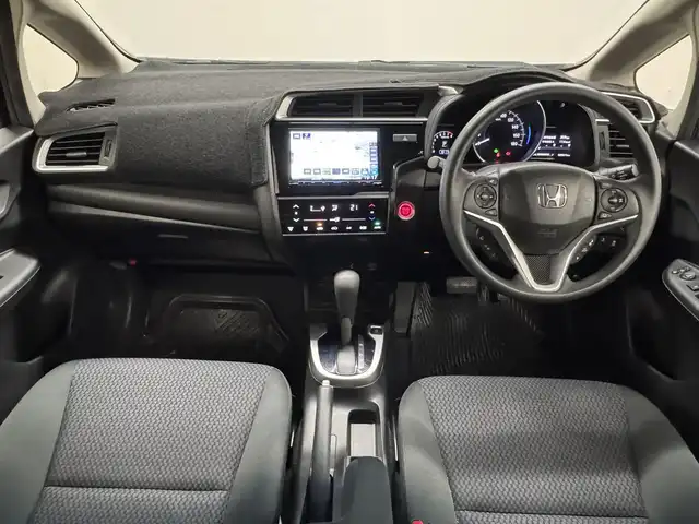 ホンダ フィット 13G L ホンダセンシング 三重県 2019(令1)年 3万km ルナシルバーM ガソリン/FF/フロアCVT/JVCケンウッド 8インチ『彩速ナビ』 MDV-S811HDL/（FM/AM/CD/DVD/iPod/USB/SD/内蔵メモリ/TV/Bluetooth/HDMI）/バックカメラ/ドライブレコーダー 全方位＋後方/ビルトイン ETC/Honda SENSING/・衝突軽減ブレーキ［CMBS］/・車線維持支援システム［LKAS］/・アダプティブクルーズコントロール［ACC］/・路外逸脱抑制機能/・標識認識機能/・先行車発進お知らせ機能/・VSA（ABS＋TRC、横すべり抑制）/・コーナーセンサー（純正・ディーラーOP）/など/装備/・オートエアコン/・オートライト/・LEDヘッドランプ/・ステアリングスイッチ/・インフォメーションディスプレイ/・ECONスイッチ/・電動格納ドアミラー/・プッシュスタート/・スマートキーx2/・純正ホイールキャップ＋15インチスチールホイール/など