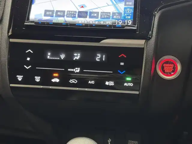 ホンダ フィット 13G L ホンダセンシング 三重県 2019(令1)年 3万km ルナシルバーM ガソリン/FF/フロアCVT/JVCケンウッド 8インチ『彩速ナビ』 MDV-S811HDL/（FM/AM/CD/DVD/iPod/USB/SD/内蔵メモリ/TV/Bluetooth/HDMI）/バックカメラ/ドライブレコーダー 全方位＋後方/ビルトイン ETC/Honda SENSING/・衝突軽減ブレーキ［CMBS］/・車線維持支援システム［LKAS］/・アダプティブクルーズコントロール［ACC］/・路外逸脱抑制機能/・標識認識機能/・先行車発進お知らせ機能/・VSA（ABS＋TRC、横すべり抑制）/・コーナーセンサー（純正・ディーラーOP）/など/装備/・オートエアコン/・オートライト/・LEDヘッドランプ/・ステアリングスイッチ/・インフォメーションディスプレイ/・ECONスイッチ/・電動格納ドアミラー/・プッシュスタート/・スマートキーx2/・純正ホイールキャップ＋15インチスチールホイール/など