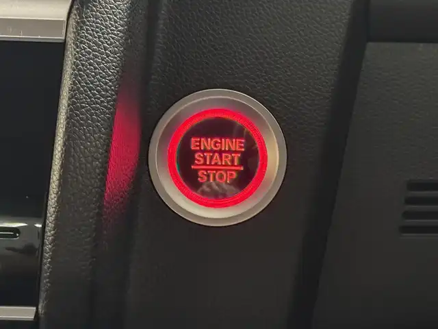 ホンダ フィット 13G L ホンダセンシング 三重県 2019(令1)年 3万km ルナシルバーM ガソリン/FF/フロアCVT/JVCケンウッド 8インチ『彩速ナビ』 MDV-S811HDL/（FM/AM/CD/DVD/iPod/USB/SD/内蔵メモリ/TV/Bluetooth/HDMI）/バックカメラ/ドライブレコーダー 全方位＋後方/ビルトイン ETC/Honda SENSING/・衝突軽減ブレーキ［CMBS］/・車線維持支援システム［LKAS］/・アダプティブクルーズコントロール［ACC］/・路外逸脱抑制機能/・標識認識機能/・先行車発進お知らせ機能/・VSA（ABS＋TRC、横すべり抑制）/・コーナーセンサー（純正・ディーラーOP）/など/装備/・オートエアコン/・オートライト/・LEDヘッドランプ/・ステアリングスイッチ/・インフォメーションディスプレイ/・ECONスイッチ/・電動格納ドアミラー/・プッシュスタート/・スマートキーx2/・純正ホイールキャップ＋15インチスチールホイール/など
