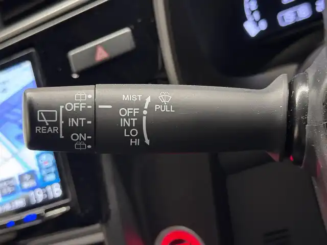 ホンダ フィット 13G L ホンダセンシング 三重県 2019(令1)年 3万km ルナシルバーM ガソリン/FF/フロアCVT/JVCケンウッド 8インチ『彩速ナビ』 MDV-S811HDL/（FM/AM/CD/DVD/iPod/USB/SD/内蔵メモリ/TV/Bluetooth/HDMI）/バックカメラ/ドライブレコーダー 全方位＋後方/ビルトイン ETC/Honda SENSING/・衝突軽減ブレーキ［CMBS］/・車線維持支援システム［LKAS］/・アダプティブクルーズコントロール［ACC］/・路外逸脱抑制機能/・標識認識機能/・先行車発進お知らせ機能/・VSA（ABS＋TRC、横すべり抑制）/・コーナーセンサー（純正・ディーラーOP）/など/装備/・オートエアコン/・オートライト/・LEDヘッドランプ/・ステアリングスイッチ/・インフォメーションディスプレイ/・ECONスイッチ/・電動格納ドアミラー/・プッシュスタート/・スマートキーx2/・純正ホイールキャップ＋15インチスチールホイール/など