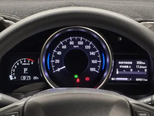 ホンダ フィット 13G L ホンダセンシング 三重県 2019(令1)年 3万km ルナシルバーM ガソリン/FF/フロアCVT/JVCケンウッド 8インチ『彩速ナビ』 MDV-S811HDL/（FM/AM/CD/DVD/iPod/USB/SD/内蔵メモリ/TV/Bluetooth/HDMI）/バックカメラ/ドライブレコーダー 全方位＋後方/ビルトイン ETC/Honda SENSING/・衝突軽減ブレーキ［CMBS］/・車線維持支援システム［LKAS］/・アダプティブクルーズコントロール［ACC］/・路外逸脱抑制機能/・標識認識機能/・先行車発進お知らせ機能/・VSA（ABS＋TRC、横すべり抑制）/・コーナーセンサー（純正・ディーラーOP）/など/装備/・オートエアコン/・オートライト/・LEDヘッドランプ/・ステアリングスイッチ/・インフォメーションディスプレイ/・ECONスイッチ/・電動格納ドアミラー/・プッシュスタート/・スマートキーx2/・純正ホイールキャップ＋15インチスチールホイール/など